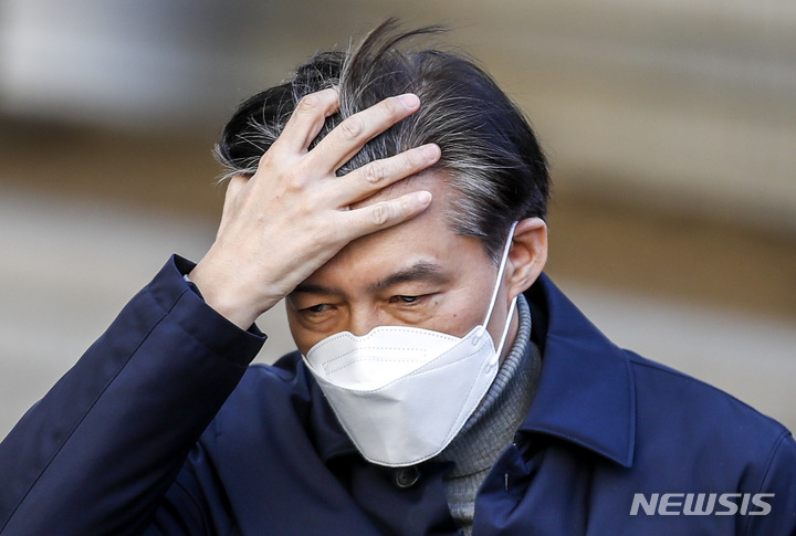 [서울=뉴시스] 정병혁 기자 = 자녀입시 비리 및 유재수 감찰무마 등 혐의를 받는 조국 전 법무부 장관이 3일 오후 서울 서초구 서울중앙지방법원에서 열린 선고 공판에 출석하고 있다. 2023.02.03. jhope@newsis.com