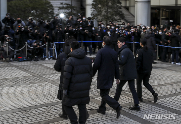 [서울=뉴시스] 정병혁 기자 = 자녀입시 비리 및 유재수 감찰무마 등 혐의를 받는 조국 전 법무부 장관이 3일 오후 서울 서초구 서울중앙지방법원에서 열린 선고 공판에 출석하고 있다. 2023.02.03. jhope@newsis.com