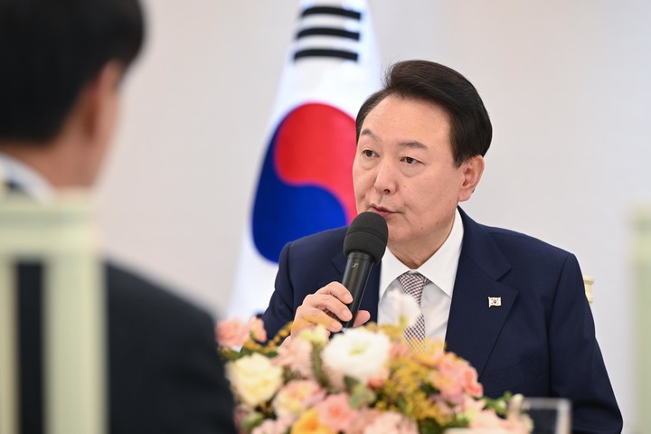 [서울=뉴시스] 윤석열 대통령이 지난 3일 서울 용산 대통령실 청사에서 열린 바라카 원전 관련 기업인 오찬 간담회에서 발언하고 있다. (사진=대통령실 제공) 2023.03.02. photo@newsis.com *재판매 및 DB 금지