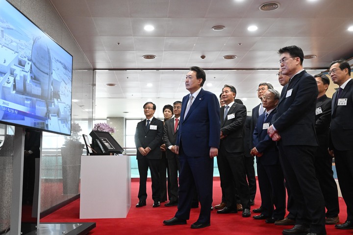 [서울=뉴시스] 윤석열 대통령이 3일 서울 용산 대통령실 청사에서 열린 바라카 원전 관련 기업인 오찬 간담회에서 바라카 원전 건설과정 영상을 보고 있다. (사진=대통령실 제공) 2023.03.02. photo@newsis.com *재판매 및 DB 금지