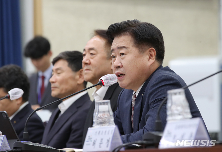 [제주=뉴시스] 우장호 기자 = 오영훈 제주도지사가 3일 오후 제주도청 4층 탐라홀에서 열린 '서울특별시-제주특별자치도 교류 강화 업무협약'에서 발언하고 있다. 2023.02.03. woo1223@newsis.com