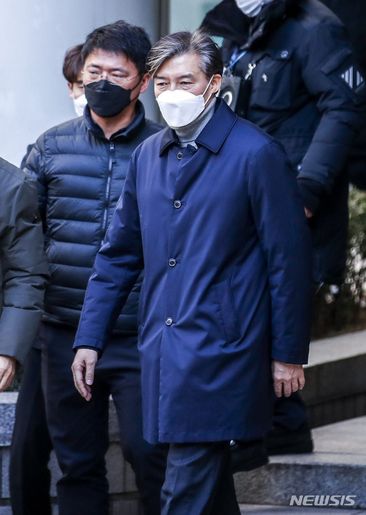 [서울=뉴시스] 정병혁 기자 = 자녀입시 비리 및 유재수 감찰무마 등 혐의를 받는 조국 전 법무부 장관이 3일 오후 서울 서초구 서울중앙지방법원에서 열린 선고 공판을 마친 뒤 법원을 나서고 있다. 이날 서울중앙지법 형사합의21-1부(부장판사 마성영·김정곤·장용범)는 뇌물수수 등 12개 혐의로 기소된 조 전 장관 등의 선고공판을 열고 조 전 장관에게 징역 2년의 실형을 선고했다. 재판부는 조 전 장관에게 600만원의 추징도 명령했다. 2023.02.03. jhope@newsis.com