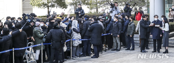 [서울=뉴시스] 정병혁 기자 = 자녀입시 비리 및 유재수 감찰무마 등 혐의를 받는 조국 전 법무부 장관이 3일 오후 서울 서초구 서울중앙지방법원에서 열린 선고 공판을 마친 뒤 법원을 나서며 취재진의 질문에 답하고 있다. 이날 서울중앙지법 형사합의21-1부(부장판사 마성영·김정곤·장용범)는 뇌물수수 등 12개 혐의로 기소된 조 전 장관 등의 선고공판을 열고 조 전 장관에게 징역 2년의 실형을 선고했다. 재판부는 조 전 장관에게 600만원의 추징도 명령했다. 2023.02.03. jhope@newsis.com