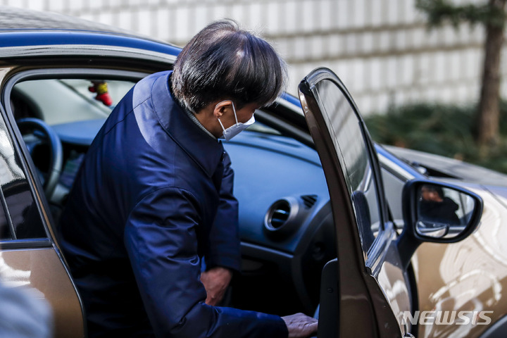 [서울=뉴시스] 정병혁 기자 = 자녀입시 비리 및 유재수 감찰무마 등 혐의를 받는 조국 전 법무부 장관이 3일 오후 서울 서초구 서울중앙지방법원에서 열린 선고 공판을 마친 뒤 법원을 나서고 있다. 이날 서울중앙지법 형사합의21-1부(부장판사 마성영·김정곤·장용범)는 뇌물수수 등 12개 혐의로 기소된 조 전 장관 등의 선고공판을 열고 조 전 장관에게 징역 2년의 실형을 선고했다. 재판부는 조 전 장관에게 600만원의 추징도 명령했다. 2023.02.03. jhope@newsis.com