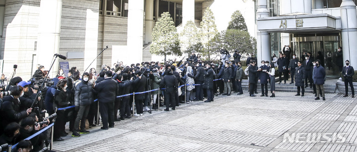 [서울=뉴시스] 정병혁 기자 = 자녀입시 비리 및 유재수 감찰무마 등 혐의를 받는 조국 전 법무부 장관이 3일 오후 서울 서초구 서울중앙지방법원에서 열린 선고 공판을 마친 뒤 법원을 나서며 취재진의 질문에 답하고 있다. 이날 서울중앙지법 형사합의21-1부(부장판사 마성영·김정곤·장용범)는 뇌물수수 등 12개 혐의로 기소된 조 전 장관 등의 선고공판을 열고 조 전 장관에게 징역 2년의 실형을 선고했다. 재판부는 조 전 장관에게 600만원의 추징도 명령했다. 2023.02.03. jhope@newsis.com