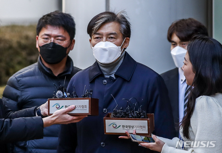 [서울=뉴시스] 정병혁 기자 = 자녀입시 비리 및 유재수 감찰무마 등 혐의를 받는 조국 전 법무부 장관이 지난달 3일 오후 서울 서초구 서울중앙지방법원에서 열린 선고 공판을 마친 뒤 법원을 나서며 취재진의 질문에 답하고 있다. 이날 서울중앙지법 형사합의21-1부(부장판사 마성영·김정곤·장용범)는 뇌물수수 등 12개 혐의로 기소된 조 전 장관 등의 선고공판을 열고 조 전 장관에게 징역 2년의 실형을 선고했다. 재판부는 조 전 장관에게 600만원의 추징도 명령했다. 2023.02.03. jhope@newsis.com