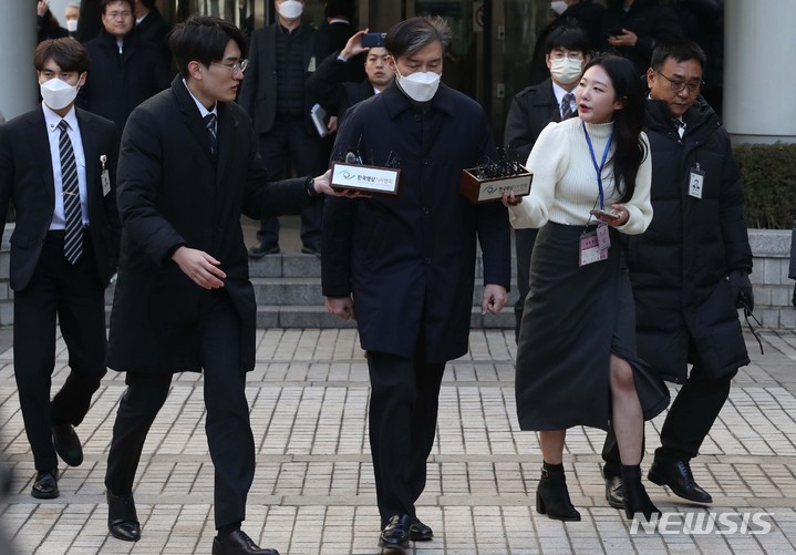 [서울=뉴시스] 조성봉 기자 = 조국 전 법무부 장관이 3일 오후 서울 서초구 서울중앙지법에서 열린 자녀 입시비리 및 감찰 무마 의혹 관련 1심 선고에서 징역 2년을 선고받고 밖으로 나서고 있다. 2023.02.03. suncho21@newsis.com