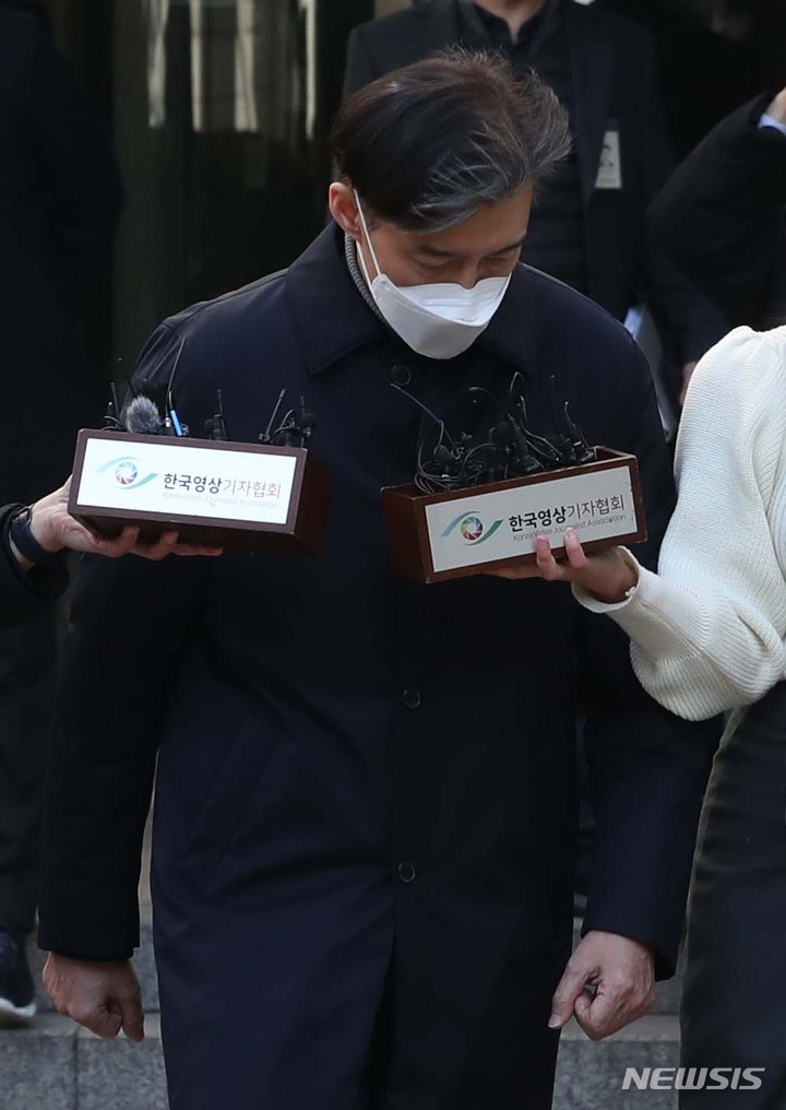 [서울=뉴시스] 조성봉 기자 = 조국 전 법무부 장관이 3일 오후 서울 서초구 서울중앙지법에서 열린 자녀 입시비리 및 감찰 무마 의혹 관련 1심 선고에서 징역 2년을 선고받고 밖으로 나서며 지지자들에게 인사하고 있다. 2023.02.03. suncho21@newsis.com