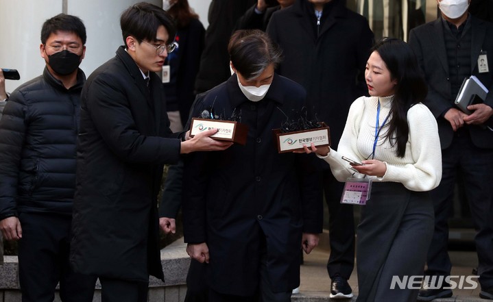 [서울=뉴시스] 조성봉 기자 = 조국 전 법무부 장관이 지난 3일 오후 서울 서초구 서울중앙지법에서 열린 자녀 입시비리 및 감찰 무마 의혹 관련 1심 선고에서 징역 2년을 선고 받고 밖으로 나서며 고개 숙여 인사하고 있다. 2023.02.03. suncho21@newsis.com