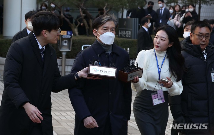 [서울=뉴시스] 조성봉 기자 = 조국 전 법무부 장관이 3일 오후 서울 서초구 서울중앙지법에서 열린 자녀 입시비리 및 감찰 무마 의혹 관련 1심 선고에서 징역 2년을 선고받고 밖으로 나서고 있다. 2023.02.03. suncho21@newsis.com