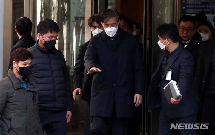 [서울=뉴시스] 조성봉 기자 = 조국 전 법무부 장관이 3일 오후 서울 서초구 서울중앙지법에서 열린 자녀 입시비리 및 감찰 무마 의혹 관련 1심 선고에서 징역 2년을 선고받고 밖으로 나서고 있다. 2023.02.03. suncho21@newsis.com