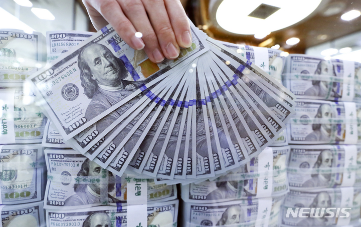 [서울=뉴시스] 최진석 기자 = 달러화가 약세를 보이면서 지난달 외환보유액이 68억 달러 가량 늘어나는 등 3개월 연속 증가 흐름이 이어지고 있다. 한국은행이 3일 발표한 '2023년 1월말 외환보유액'에 따르면 지난달 말 우리나라의 외환보유액은 4299억7000 달러로 전월말(4231억6000만 달러)보다 68억1000만 달러 증가했다. 지난해 11월에 이어 석 달 연속 증가세다.&nbsp; 사진은 이날 오후 서울 명동 하나은행 위변조대응센터에서 직원이 달러화를 정리하는 모습. 2023.02.03. myjs@newsis.com