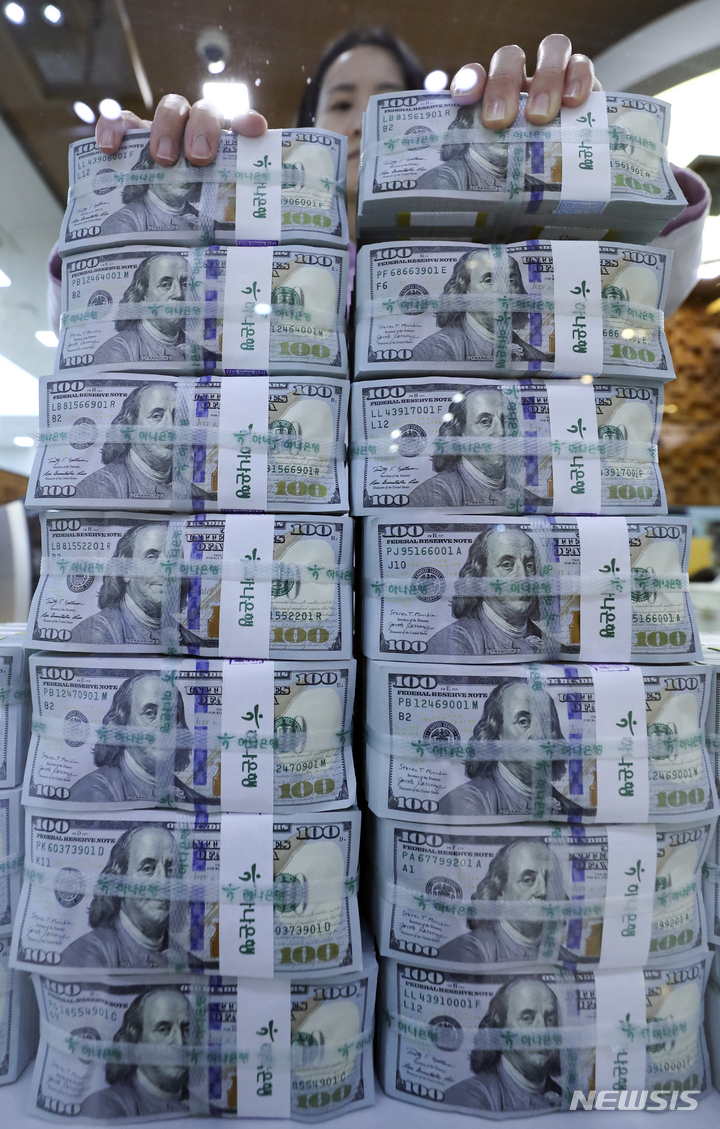 [서울=뉴시스] 최진석 기자 = 달러화가 약세를 보이면서 지난달 외환보유액이 68억 달러 가량 늘어나는 등 3개월 연속 증가 흐름이 이어지고 있다. 한국은행이 3일 발표한 '2023년 1월말 외환보유액'에 따르면 지난달 말 우리나라의 외환보유액은 4299억7000 달러로 전월말(4231억6000만 달러)보다 68억1000만 달러 증가했다. 지난해 11월에 이어 석 달 연속 증가세다. 사진은 이날 오후 서울 명동 하나은행 위변조대응센터에서 직원이 달러화를 옮기는 모습. 2023.02.03. myjs@newsis.com