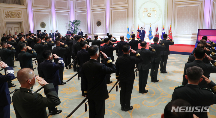 [서울=뉴시스] 홍효식 기자 = 윤석열 대통령이 3일 청와대 영빈관에서 열린 준장 진급 장성 삼정검 수여식에서 진급자들의 거수경례를 받고 있다. 2023.02.03. yesphoto@newsis.com