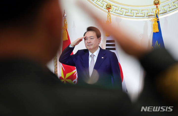 [서울=뉴시스] 홍효식 기자 = 윤석열 대통령이 3일 청와대 영빈관에서 열린 준장 진급 장성 삼정검 수여식에서 진급자들의 거수경례를 받고 있다. 2023.02.03. yesphoto@newsis.com