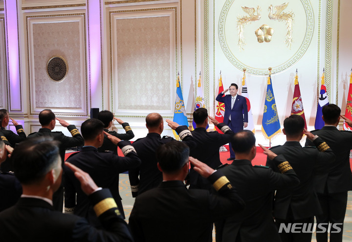 [서울=뉴시스] 홍효식 기자 = 윤석열 대통령이 3일 청와대 영빈관에서 열린 준장 진급 장성 삼정검 수여식에서 진급자들의 거수경례를 받고 있다. 2023.02.03. yesphoto@newsis.com