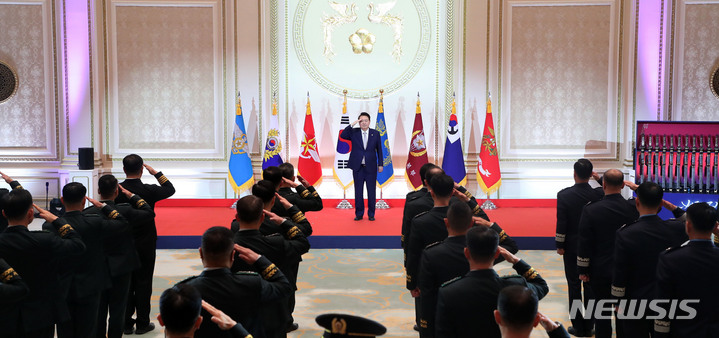 [서울=뉴시스] 홍효식 기자 = 윤석열 대통령이 3일 청와대 영빈관에서 열린 준장 진급 장성 삼정검 수여식에서 진급자들의 거수경례를 받고 있다. 2023.02.03. yesphoto@newsis.com