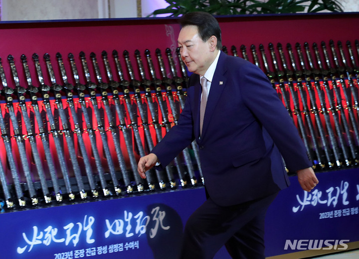 [서울=뉴시스] 홍효식 기자 = 윤석열 대통령이 3일 청와대 영빈관에서 열린 준장 진급 장성 삼정검 수여식에 입장하고 있다. 2023.02.03. yesphoto@newsis.com