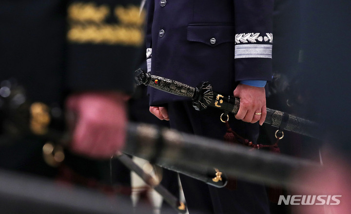 [서울=뉴시스] 홍효식 기자 = 3일 청와대 영빈관에서 열린 준장 진급 장성 삼정검 수여식에서 장성들이 윤석열 대통령으로부터 수여받은 삼정검을 들고 있다. 2023.02.03. yesphoto@newsis.com