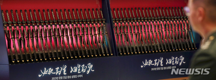 [서울=뉴시스] 홍효식 기자 = 윤석열 대통령이 3일 청와대 영빈관에서 준장 진급 장성들에게 삼정검을 수여했다. 사진은 이날 영빈관에 비치된 삼정검. 2023.02.03. yesphoto@newsis.com