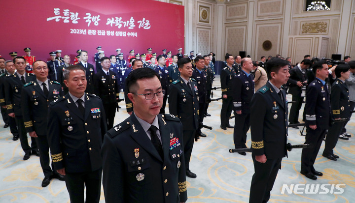 [서울=뉴시스] 홍효식 기자 = 3일 청와대 영빈관에서 열린 준장 진급 장성 삼정검 수여식에서 장성들이 윤석열 대통령으로부터 수여받은 삼정검을 들고 있다. 2023.02.03. yesphoto@newsis.com