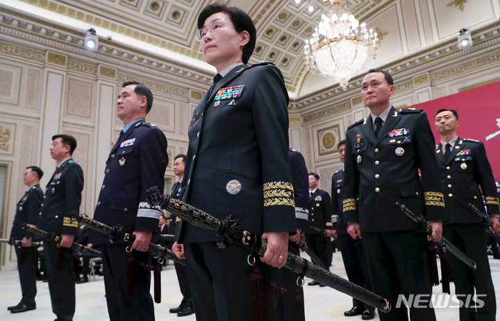 [서울=뉴시스] 홍효식 기자 = 3일 청와대 영빈관에서 열린 준장 진급 장성 삼정검 수여식에서 장성들이 윤석열 대통령으로부터 수여받은 삼정검을 들고 있다. 2023.02.03. yesphoto@newsis.com