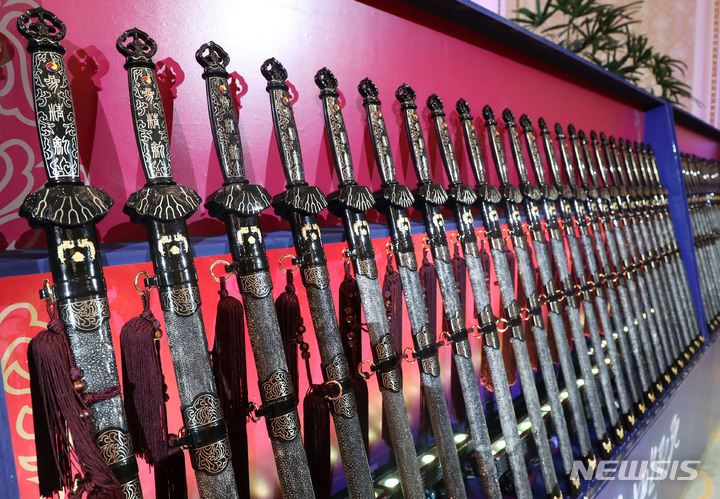 [서울=뉴시스] 홍효식 기자 = 윤석열 대통령이 3일 청와대 영빈관에서 준장 진급 장성들에게 삼정검을 수여했다. 사진은 이날 영빈관에 비치된 삼정검. 2023.02.03. yesphoto@newsis.com