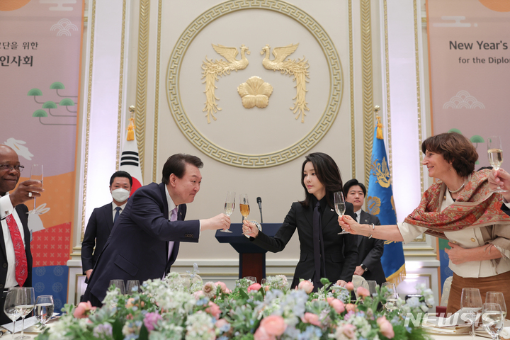 [서울=뉴시스] 윤석열 대통령과 부인 김건희 여사가 31일 청와대 영빈관에서 열린 주한 외교단을 위한 신년 인사회에서 건배하고 있다. (사진=대통령실 제공) 2023.01.31. photo@newsis.com *재판매 및 DB 금지
