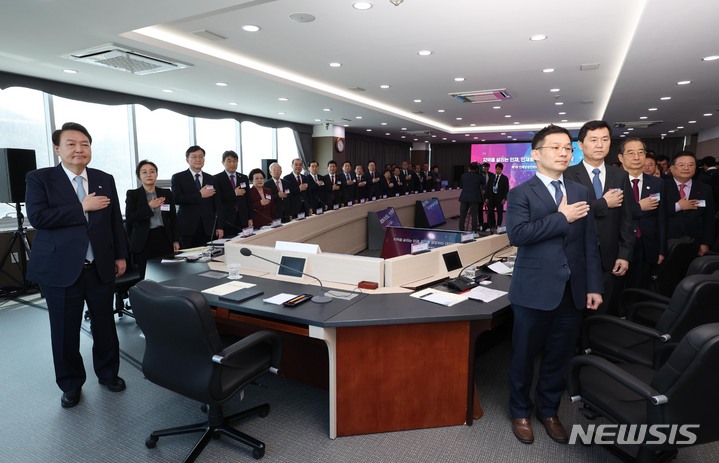 [구미=뉴시스] 홍효식 기자 = 윤석열 대통령이 1일 경북 구미 금오공과대학교에서 열린 제1차 인재양성전략회의에서 국기에 경례하고 있다. (대통령실통신사진기자단) 2023.02.01. yesphoto@newsis.com