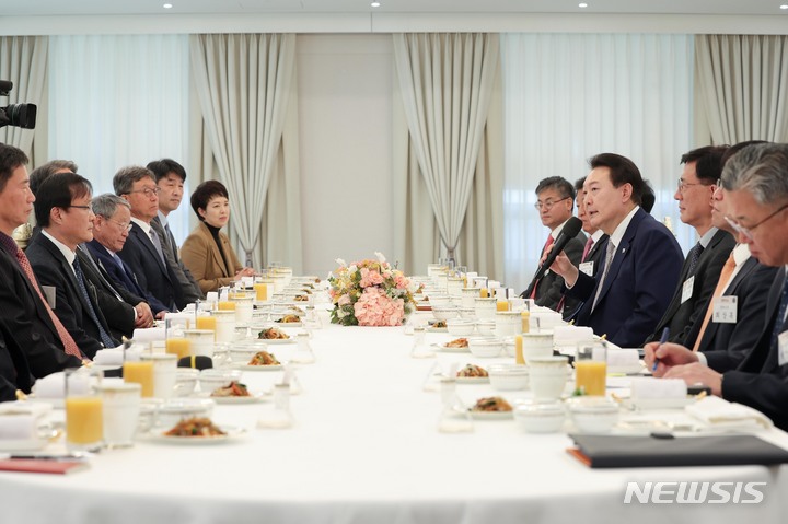 [서울=뉴시스] 윤석열 대통령이 3일 서울 용산 대통령실 청사에서 열린 바라카 원전 관련 기업인 오찬 간담회에서 발언하고 있다. (사진=대통령실 제공) 2023.03.02. photo@newsis.com *재판매 및 DB 금지