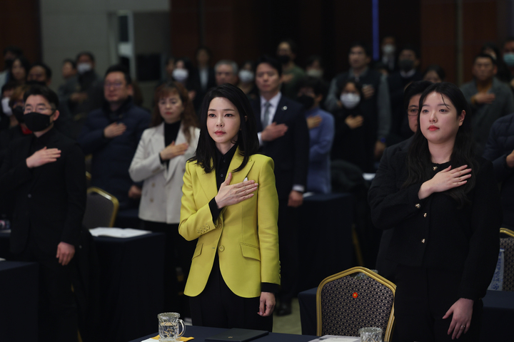 [서울=뉴시스] 윤석열 대통령 부인 김건희 여사가 3일 서울 용산구 백범김구기념관에서 열린 제3회 한국수어의 날 기념식에서 국기에 경례하고 있다. (사진=대통령실 제공) 2023.02.03. photo@newsis.com *재판매 및 DB 금지