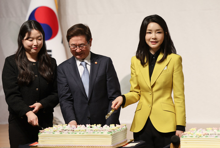 [서울=뉴시스] 윤석열 대통령 부인 김건희 여사가 3일 서울 용산구 백범김구기념관에서 열린 제3회 한국수어의 날 기념식에서 축하 케이크를 커팅하고 있다. (사진=대통령실 제공) 2023.02.03. photo@newsis.com *재판매 및 DB 금지