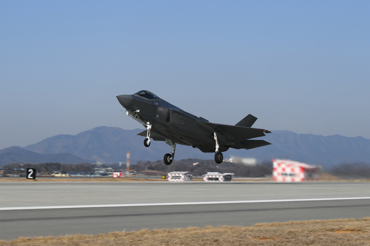 [서울=뉴시스] 최동준 기자 = 한국 공군 스텔스 전투기 F-35A '프리덤 나이트(Freedom Knight)'가 3일 한미 연합공중훈련 참가를 위해 청주기지에서 이륙하고 있다.   한미 공군은 지난 1일에 이어서 이날, 한국 측 F-35A와 미국 측 F-22, F-35B, F-16CM 전투기 등 다수의 첨단 전투기들이 참가한 가운데 서해 상공에서 연합공중훈련을 실시했다. (사진=공군 제공) 2023.02.03. photo@newsis.com *재판매 및 DB 금지