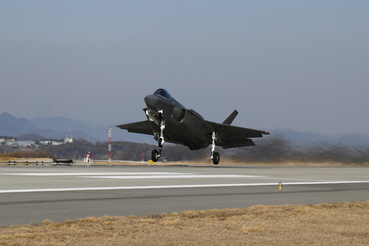 [서울=뉴시스] 최동준 기자 = 한국 공군 스텔스 전투기 F-35A '프리덤 나이트(Freedom Knight)'가 3일 한미 연합공중훈련 참가를 위해 청주기지에서 이륙하고 있다.&nbsp;&nbsp; 한미 공군은 지난 1일에 이어서 이날, 한국 측 F-35A와 미국 측 F-22, F-35B, F-16CM 전투기 등 다수의 첨단 전투기들이 참가한 가운데 서해 상공에서 연합공중훈련을 실시했다. (사진=공군 제공) 2023.02.03. photo@newsis.com *재판매 및 DB 금지