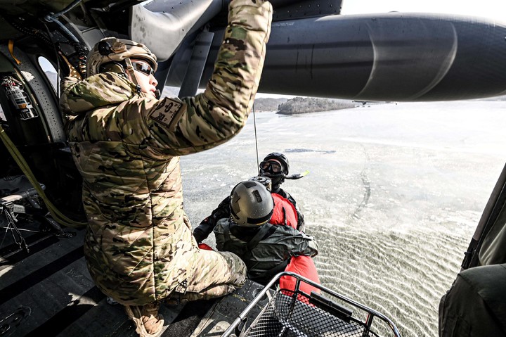 [진천=뉴시스] 김선웅 기자 = 공군 제6탐색구조비행전대 장병들이 지난달 3일 충북 진천군 초평저수지에서 혹한기 조종사 수중 조난 상황을 가정해 구조작전 훈련을 진행하고 있다. (사진=공군 제공. 사진은 기사와 직접 관련이 없습니다.) 2023.02.04. photo@newsis.com *재판매 및 DB 금지