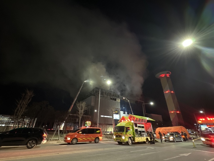 [안동=뉴시스] 3일 밤 안동시 도양리 맑은누리파크에서 불이나 소방대원들이 진화중이다. (사진=경북소방본부 제공) 2023.02.04 *재판매 및 DB 금지