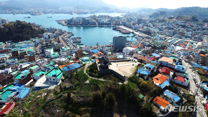 [통영=뉴시스] 신정철 기자= 경남 통영시는 4일, 지난 '2022년 통영 여행가는 해' 추진과 통영국제 트리엔날레, 통영 한산대첩축제의 성공적 개최의 영향으로 2022년도에 통영을 방문한 관광객은 지난해 보다 69만4827명(4.5%)이 증가한 1610만4160명이 통영을 찾았다고 밝혔다. 사진은 통영 강구안 전경.(사진=뉴시스DB).2023.02.04. sin@newsis.