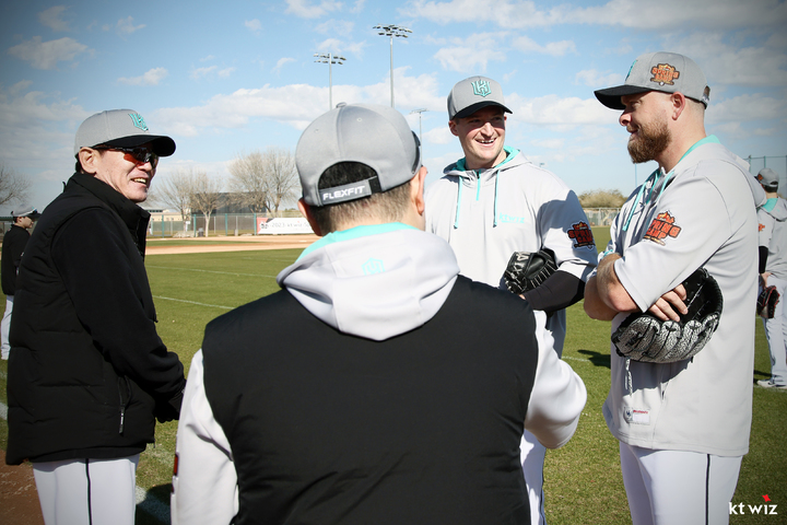 이강철 KT 위즈 감독과 웨스 벤자민, 보 슐서. (사진=KT 제공) *재판매 및 DB 금지