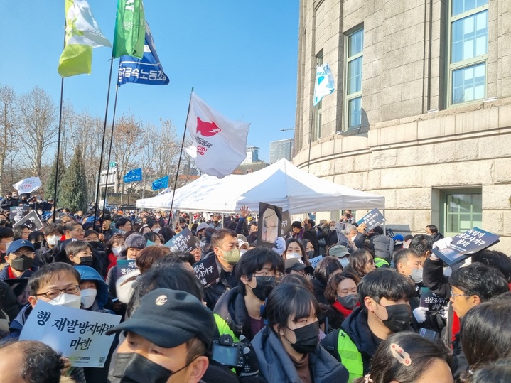 [서울=뉴시스] 정진형 기자 = 10·29 이태원참사 유가족협의회와 시민대책회의가 4일 오후 1시께 서울 중구 세종대로 서울도서관 앞에 추모 분향소를 설치하고 있다. 2023.02.04 *재판매 및 DB 금지