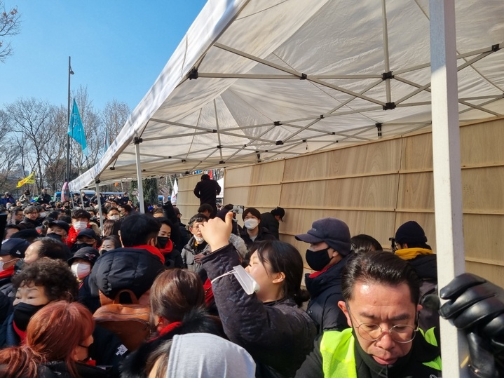 [서울=뉴시스] 정진형 기자 = 10·29 이태원참사 유가족협의회와 시민대책회의가 4일 오후 1시께 서울 중구 세종대로 서울도서관 앞에 추모 분향소를 설치하고 있다. 2023.02.04 *재판매 및 DB 금지