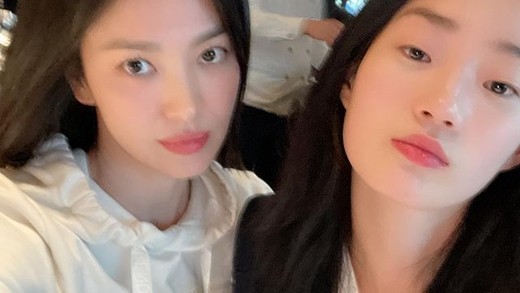  [서울=뉴시스] 송혜교, 신현지 2023.02.04 (사진=SNS) photo@newsis.com 	 *재판매 및 DB 금지