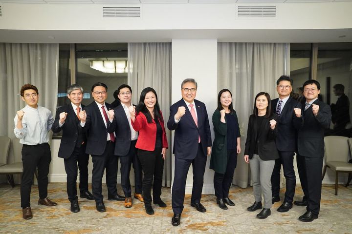 [서울=뉴시스] 외교부는 박진 외교장관이 미국 방문 계기인 3일(현지시간) 정치, 경제, 과학기술 등 다방면에서 활약하고 있는 미국 내 차세대 한인 리더들과 만찬을 개최했다고 밝혔다. (사진=외교부) 2023.02.04. photo@newsis.com   *재판매 및 DB 금지