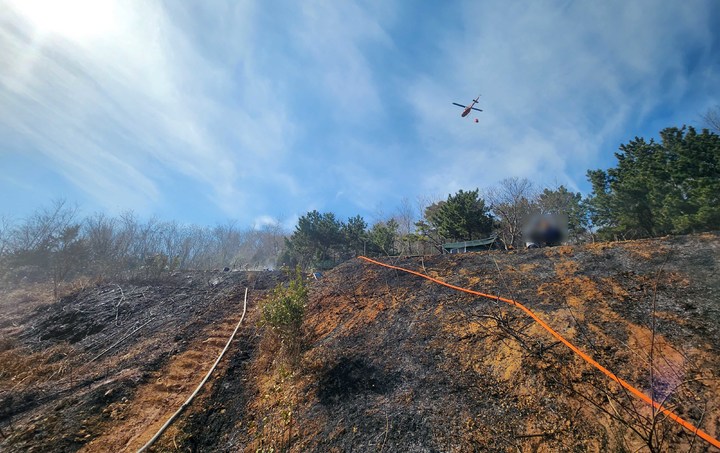 [부산=뉴시스] 4일 부산 남구의 한 재개발공사현장에서 옹벽철제빔 제거를 위한 용접작업 중 불꽃이 튀어 불이 났다. (사진=부산경찰청 제공) *재판매 및 DB 금지