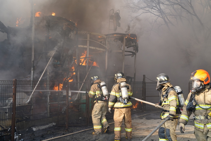 [청주=뉴시스] 임선우 기자 = 4일 오후 2시56분께 충북 진천군 백곡면 한 돼지 축사에서 불이 나 소방대원들이 진화 작업을 하고 있다. (사진=충북소방본부 제공) 2023.02.04. photo@newsis.com *재판매 및 DB 금지