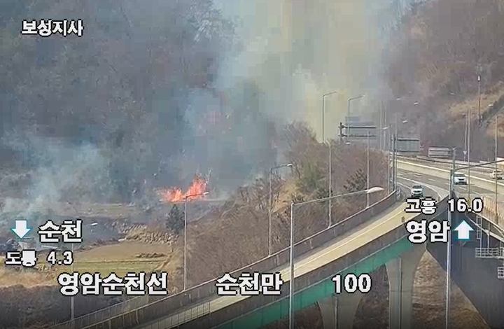 [순천=뉴시스] 4일 전남 순천시 인월동 한 야산에서 난 불을 헬기로 끄는 모습. (사진 = 산림청 중앙산불방지대책본부 제공)&nbsp; *재판매 및 DB 금지