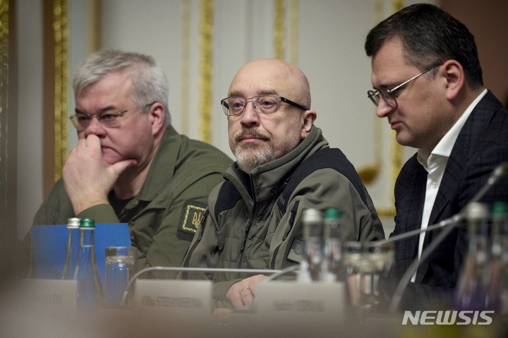 [키이우=AP/뉴시스]올렉시 레즈니코우 우크라이나 국방부 장관(가운데)이 지난 3일(현지시간) 수도 키이우에서 열린 유럽연합(EU)와 우크라이나의 정상회의에 참석해 있다. 2023.02.06.