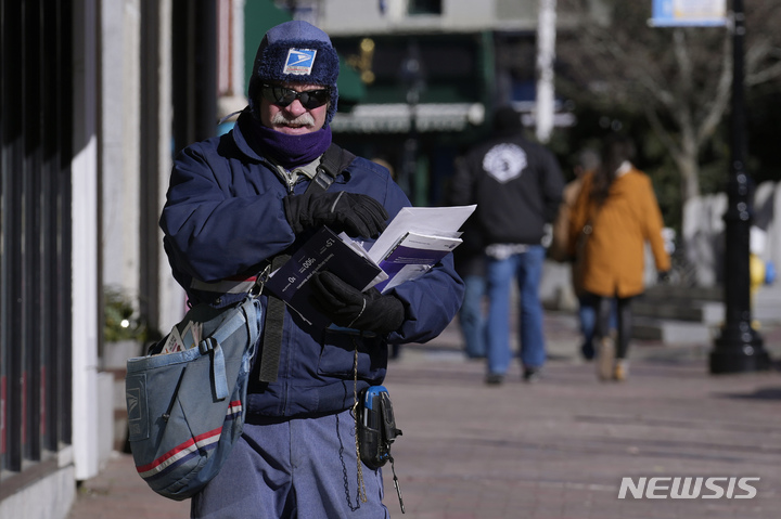 [ 포츠머스( 미 뉴햄프셔주)= AP/뉴시스] 2월 3일부터 미 동북부를 강타한 북극 한파로 우편배달원 데니스 디바인이 혹한 속에서 편지를 배달하고 있다. 미 기상청은 북극권 한파로 동부지역 일부가 영하 43도에서 45도를 기록하고 뉴햄프셔주 워싱턴 산은 한 때 78도까지 떨어졌다고 밝혔다. 