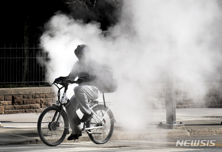 [AP/뉴시스] 북극 기류의 남하와 겨울 폭풍으로 2월3일과 4일부터 캐나다와 미 동북부가 겨울 혹한 비상이 걸렸다. 사진은 캐나다 토론토에서 2월3일 자전거를 타고 질주하는 남성. 