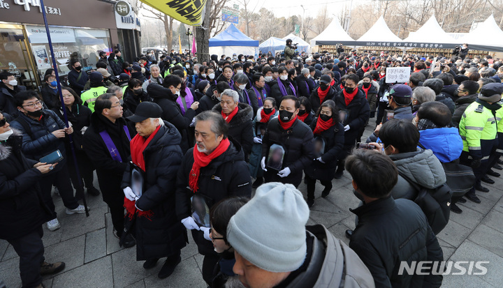 [서울=뉴시스] 김진아 기자 = 10·29 이태원참사 유가족협의회와 시민대책회의 등 참석자들이 4일 서울 용산구 녹사평역 인근에 마련된 이태원참사 희생자 합동분향소에서 광화문 광장을 향해 '100일 추모행진'을 하고 있다. 2023.02.04. bluesda@newsis.com