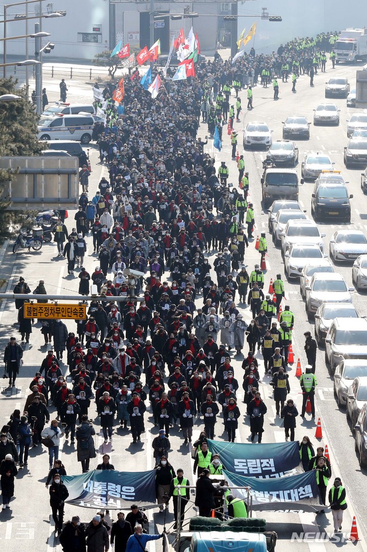 [서울=뉴시스] 조성봉 기자 = 10·29 이태원참사 유가족협의회와 시민대책회의 등 참석자들이 4일 서울 용산구 녹사평역 인근에 마련된 이태원참사 희생자 합동분향소에서 출발해 서울역을 지나 광화문 광장을 향해 '100일 추모행진'을 하고 있다. 2023.02.04.suncho21@newsis.com